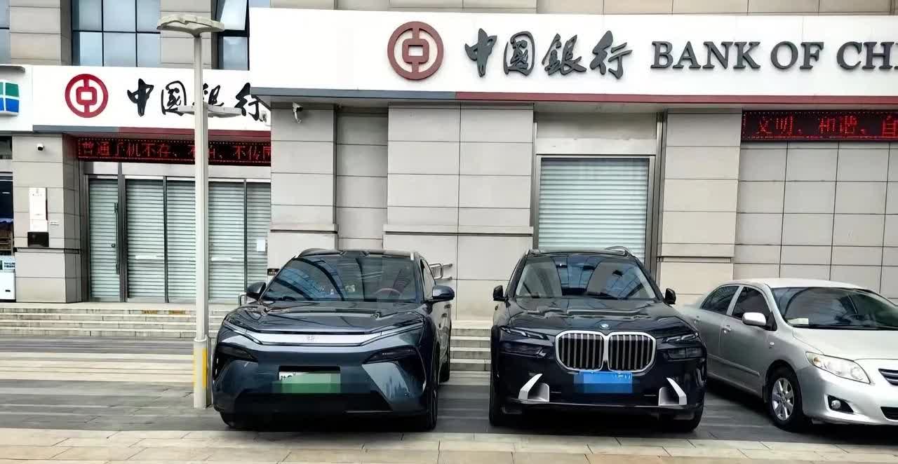 在路边偶然看见了一辆新款的比亚迪唐，虽然这一代外观饱受争议，但是尺寸大的没得说！