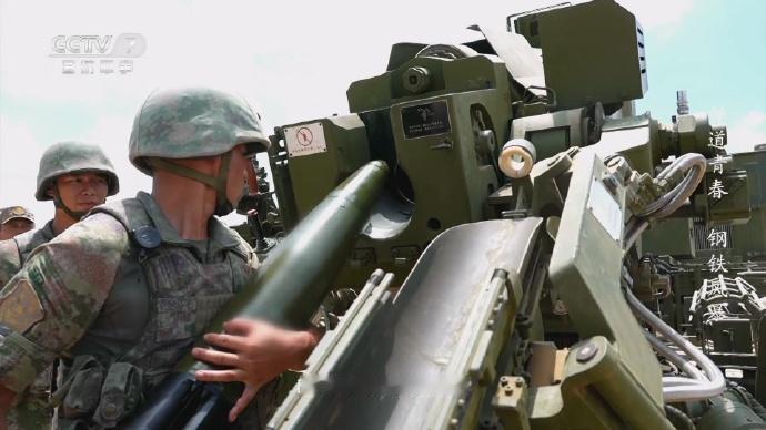 PCL-181型155毫米卡车炮在装填射击激光制导炮弹。和普通高爆榴弹不一样的是