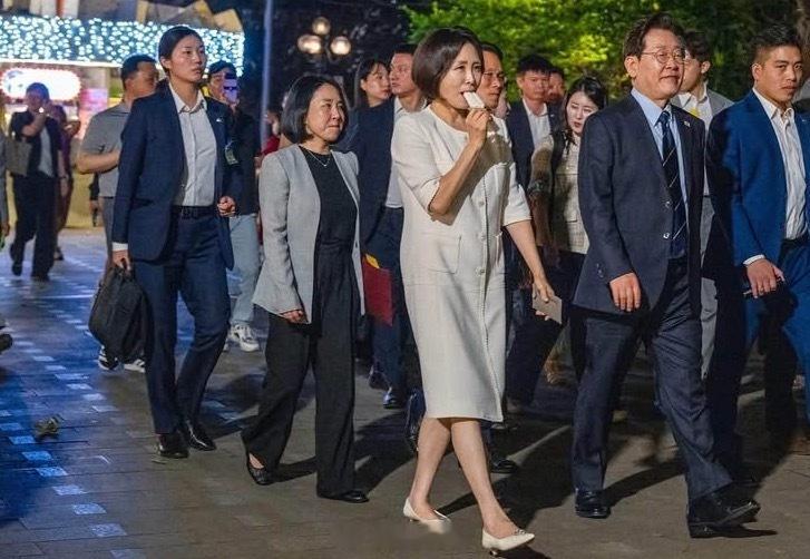 🇰🇷🇻🇳李在明夫妇夜游越南河内还剑湖附近一带。海外新鲜事热点现场