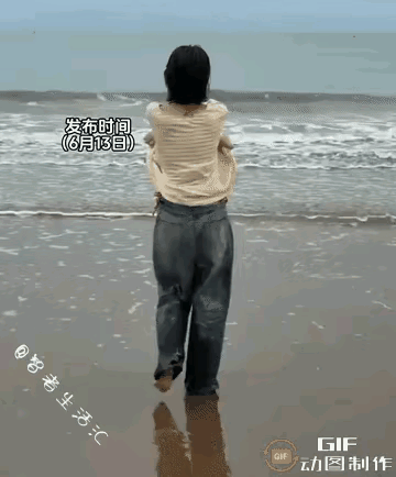 海边要是穿着泳衣，很正常，要是单纯脱了上衣我还是觉的不合适，闺女不在乎，可妈妈急