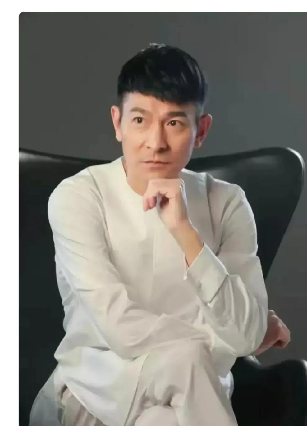 刘德华新发型好像一下子年轻了三十岁。为什么刘德华不显老？精气神好，身材好，气质好