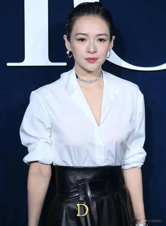 容貌相似的两个人，却又如此不同。一个是影后章子怡，磅礴大气。一个是视后童谣，