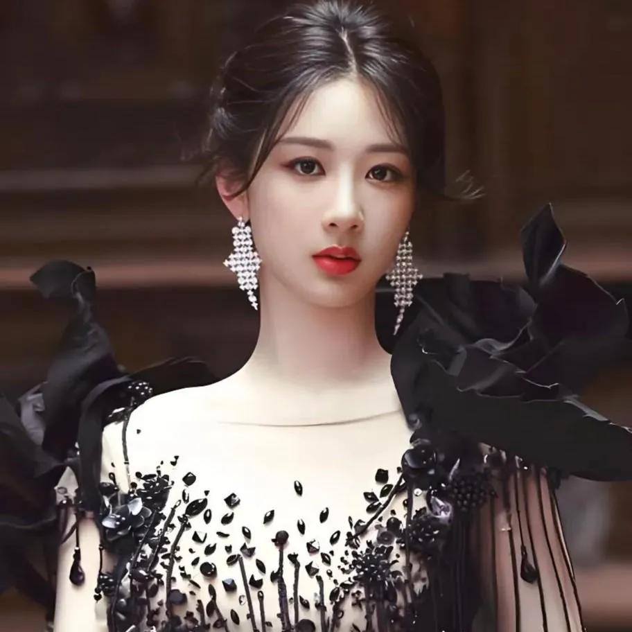 优雅的黑裙，闪耀的耳环，红唇美人黑发红唇女神红唇美少女红唇美人照深发红唇