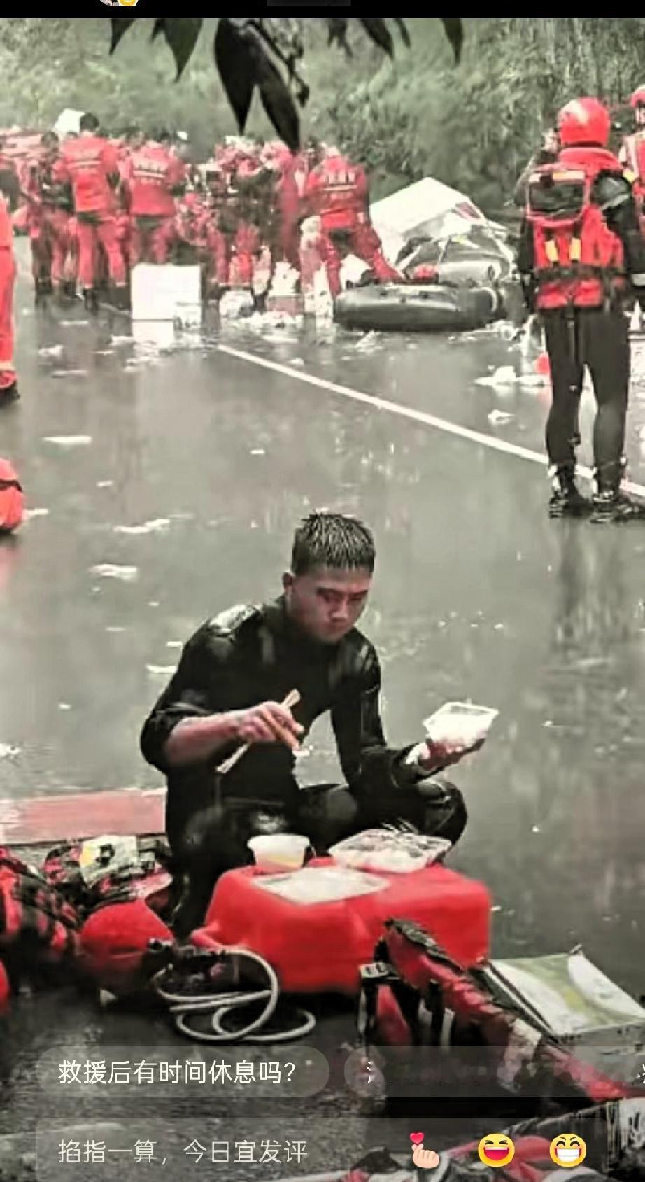 泪目！！感动！7月9日，一位在广西贵港参加救援的消防员在雨中吃盒饭的视频让很多人