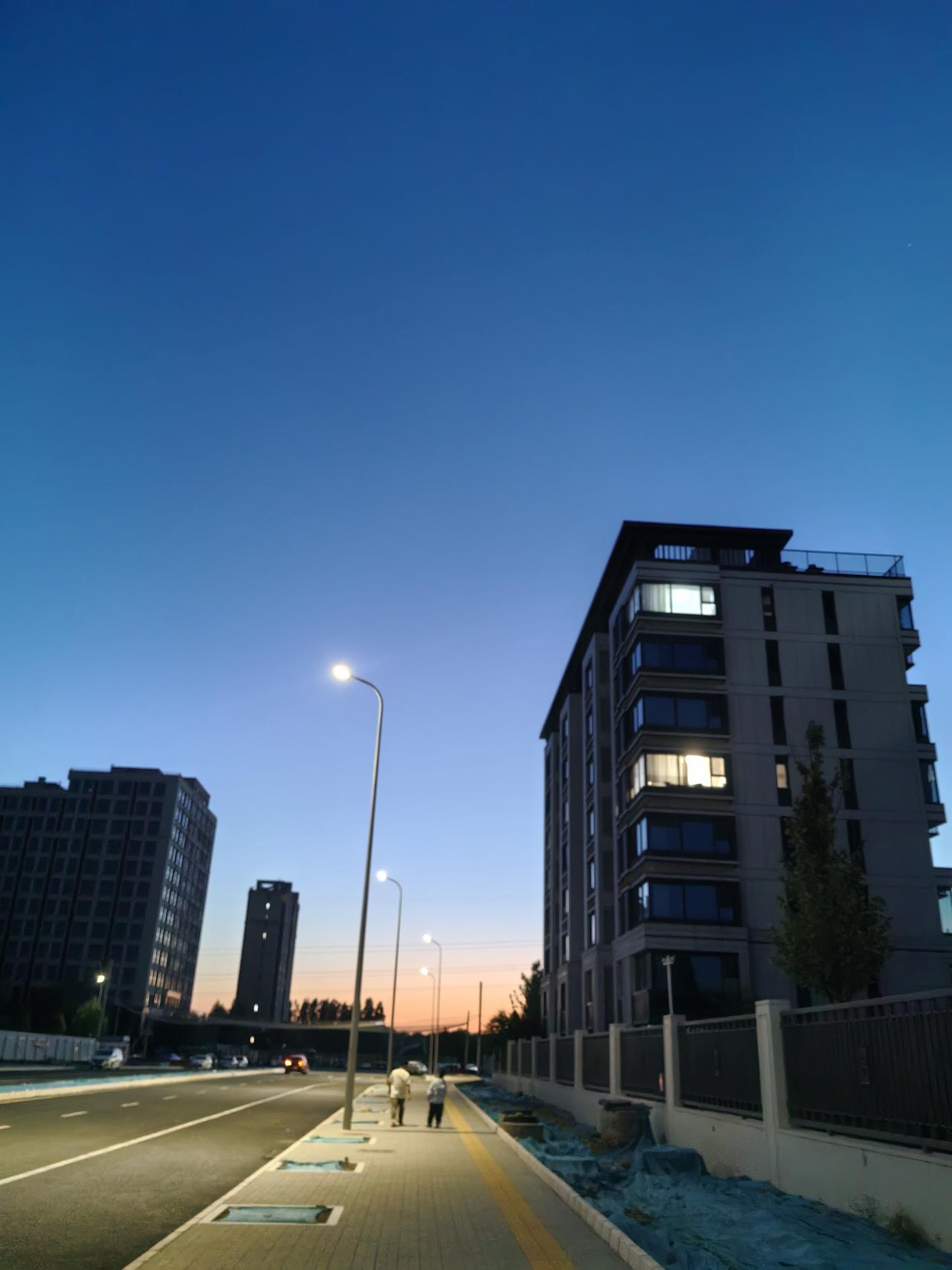 晚些时候晚些时候去小区外遛遛弯，看到西边的景色很美，虽然稍晚点晚霞已过但依旧很