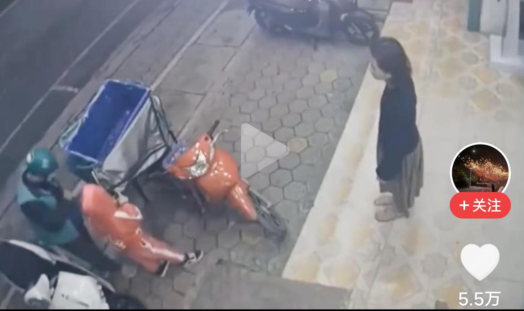当善良遇上心酸，老师此刻的内心是多么的心痛与无奈啊！大雨中，外卖