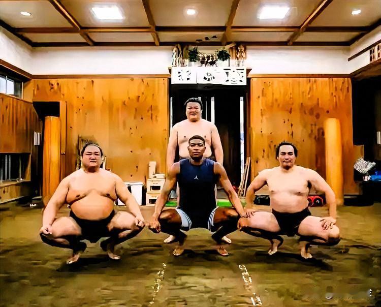 八村垒强壮如牛啊！湖人前锋八村垒近日在社媒发布了一组与相扑运动员训练的照片，