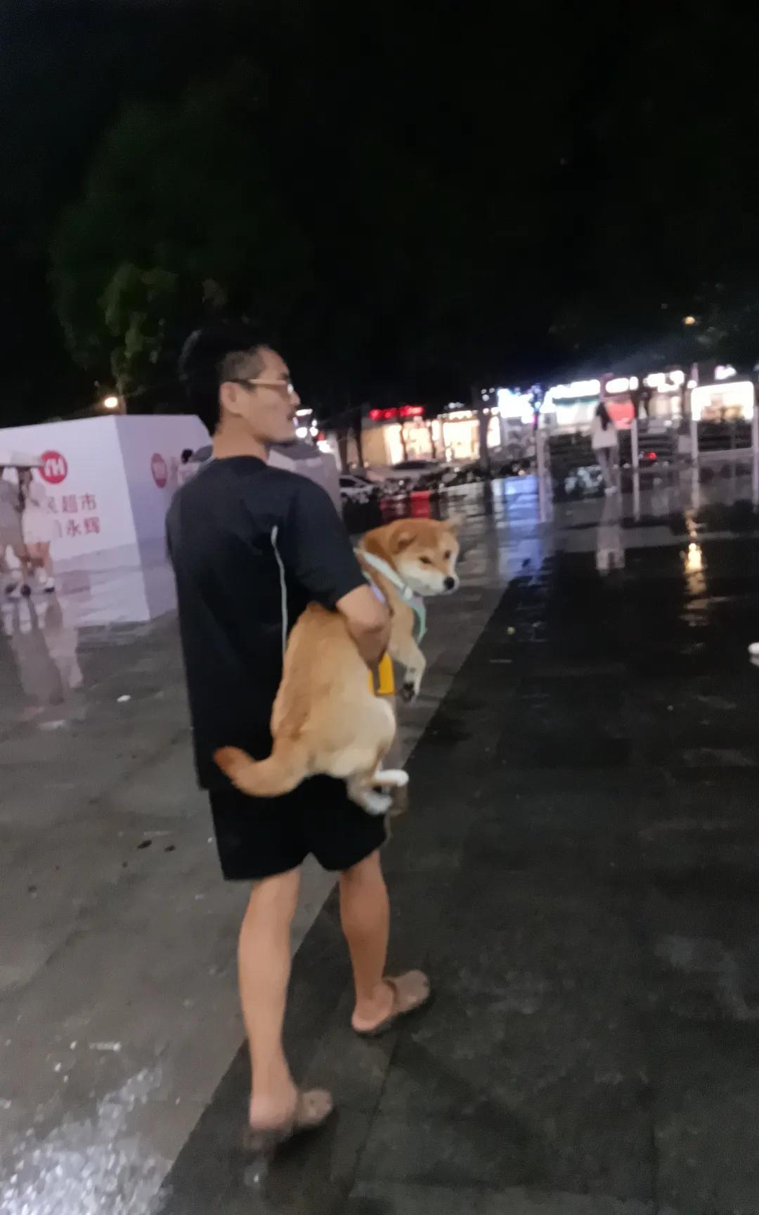 有些妈妈真的是对孩子保护过度了朋友孩子成绩差，昨晚托我帮忙找找家附近的高中，为