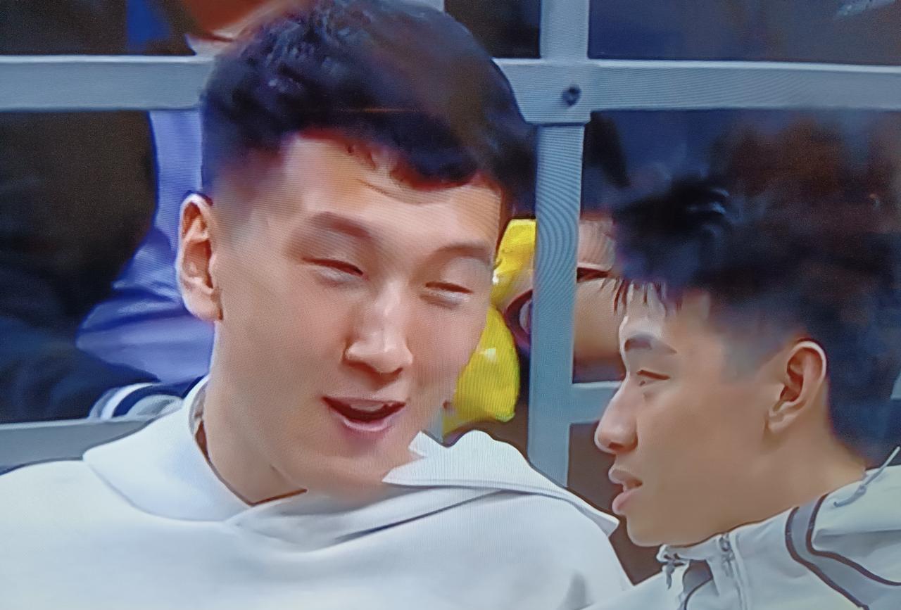 进入国家队～被国家队淘汰～回广东男篮～逐渐又被广东队放弃。胡明轩正在一步步朝着杜