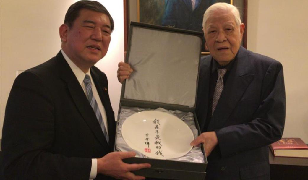 石破茂撕破脸反华，当众公开赞扬“台独”李登辉。日本前首相石破茂12月3日应