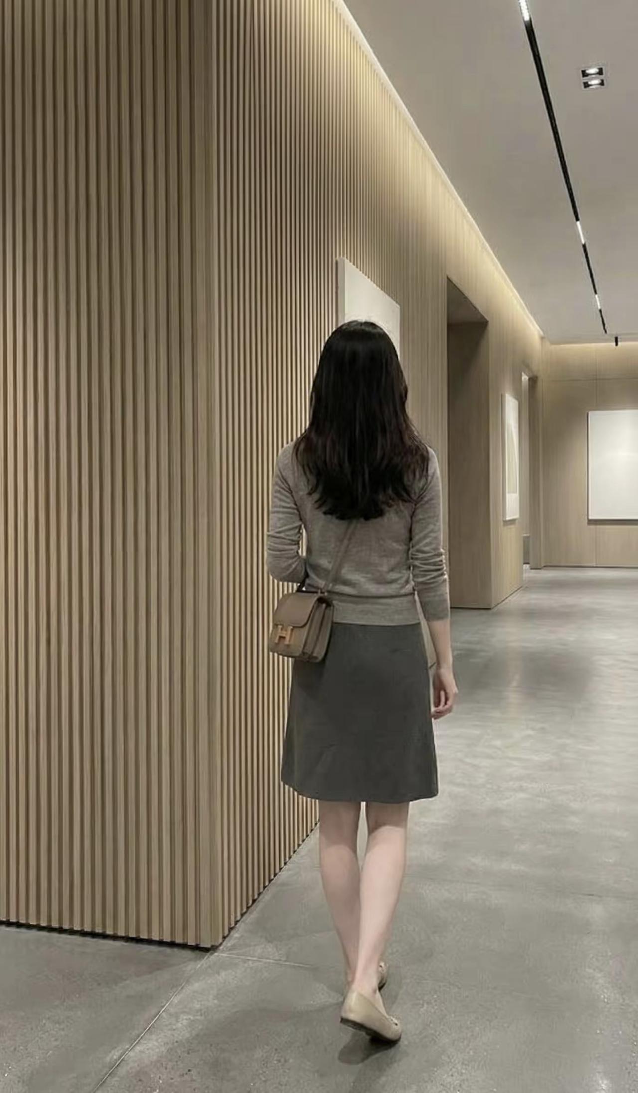 职业女性穿搭风格系列》优雅漫步在现代艺术馆，感受艺术的魅力。女人最耐看的长相是什