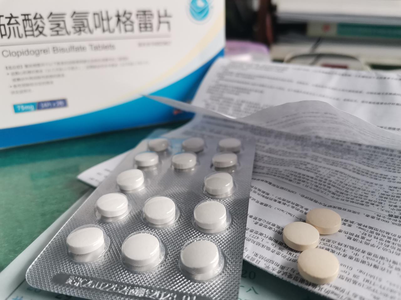 心脏支架后要服用氯吡格雷，但是氯吡格雷拆分后吃不完，药片就变黄了，还能吃吗？我看