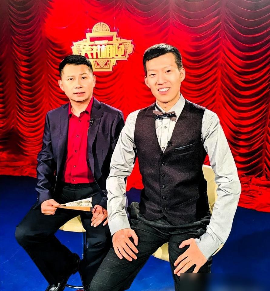 闫佳宝这手“海清”，玩得溜啊，简直是把当年何云伟的剧本又演了一遍，就离谱。