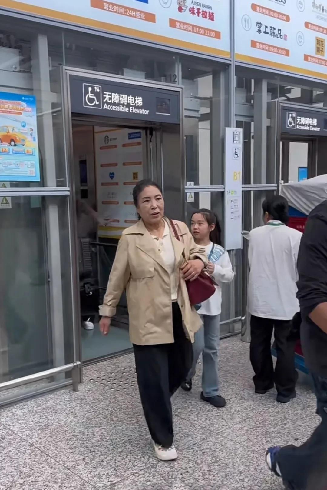 这一对结了婚后，就开始秀恩爱，夫唱妇随了！董璇带着女儿和妈妈，准备去探望在上海