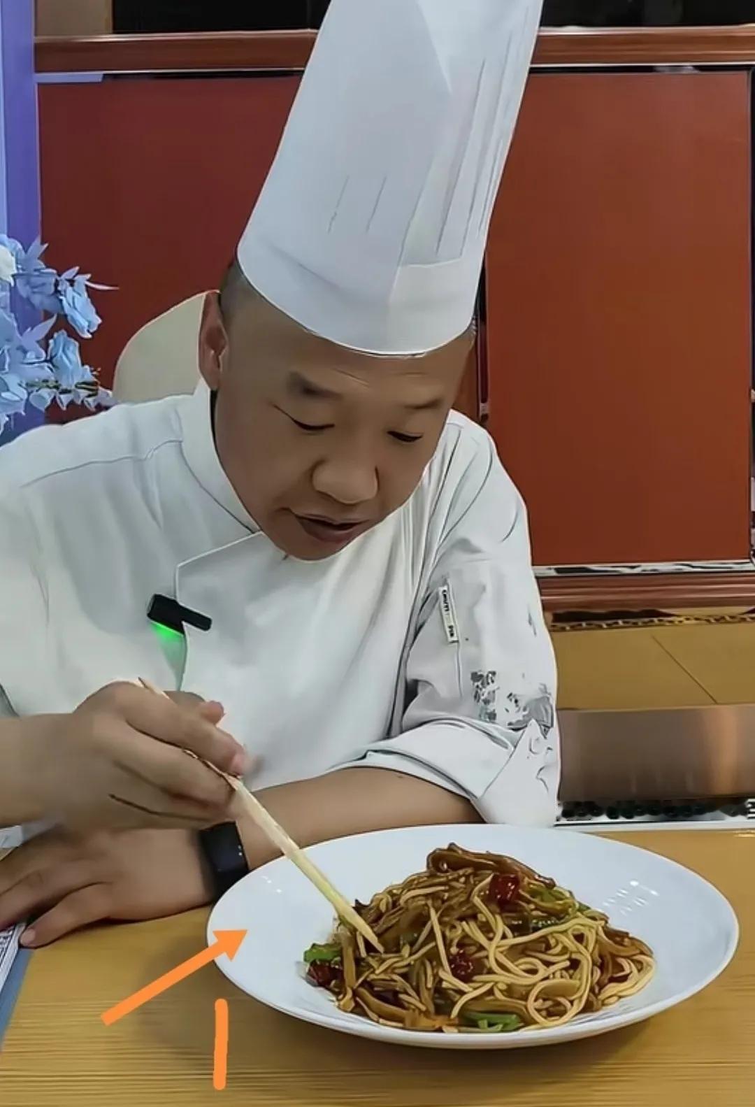 同样一锅菜厨师长打分：1号盘子打分60分，2号盘子打分99分。