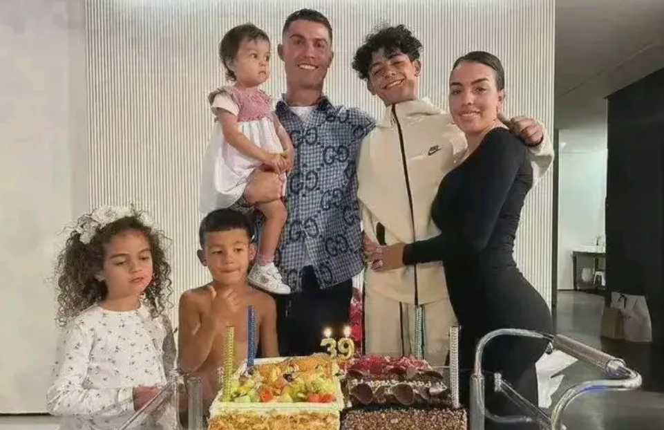震惊！C罗每月仅给乔治娜10万美金？揭秘巨星女友的真实'工资'内幕！