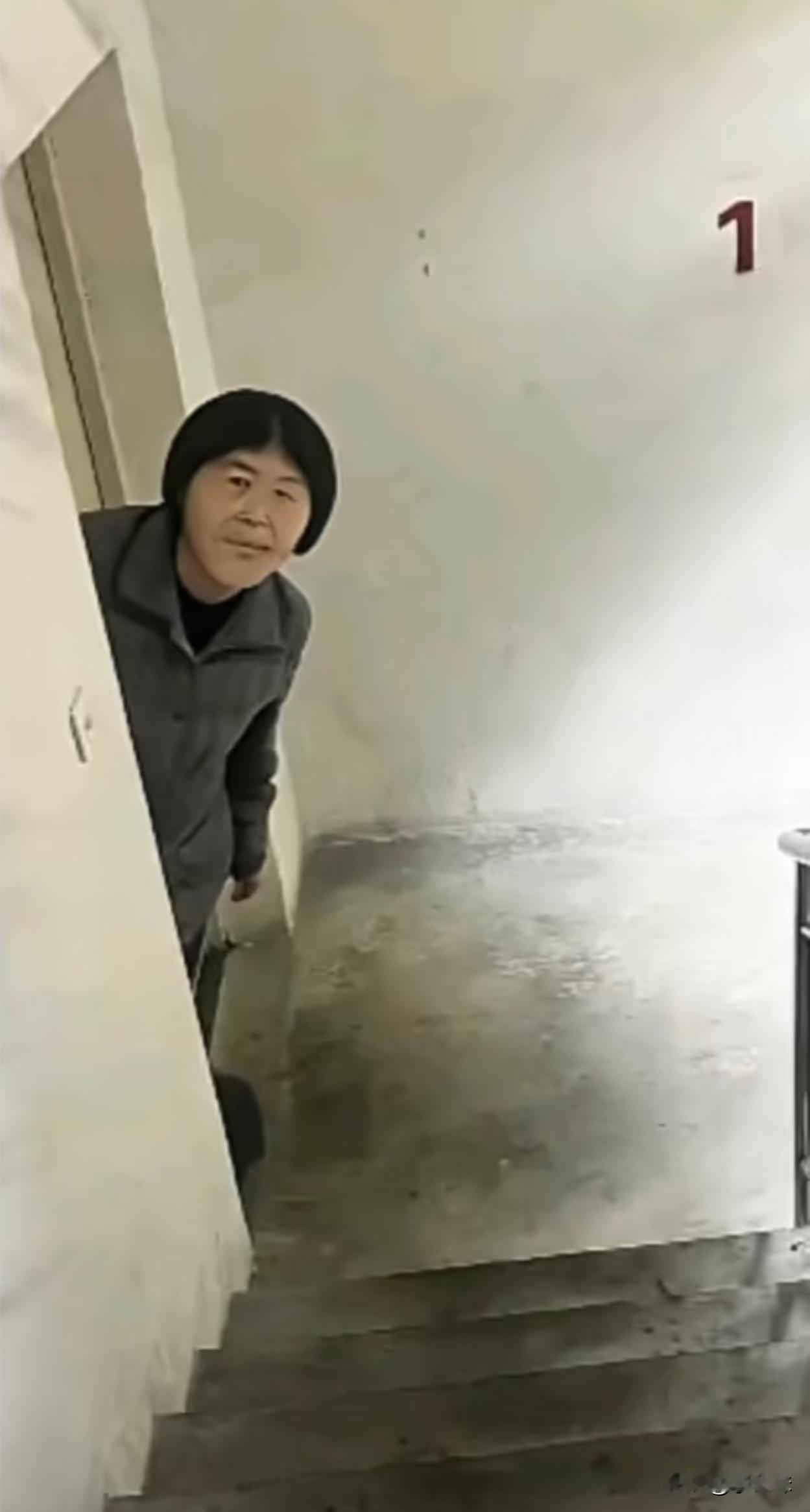 假如你在楼道遇到她了，该咋办？