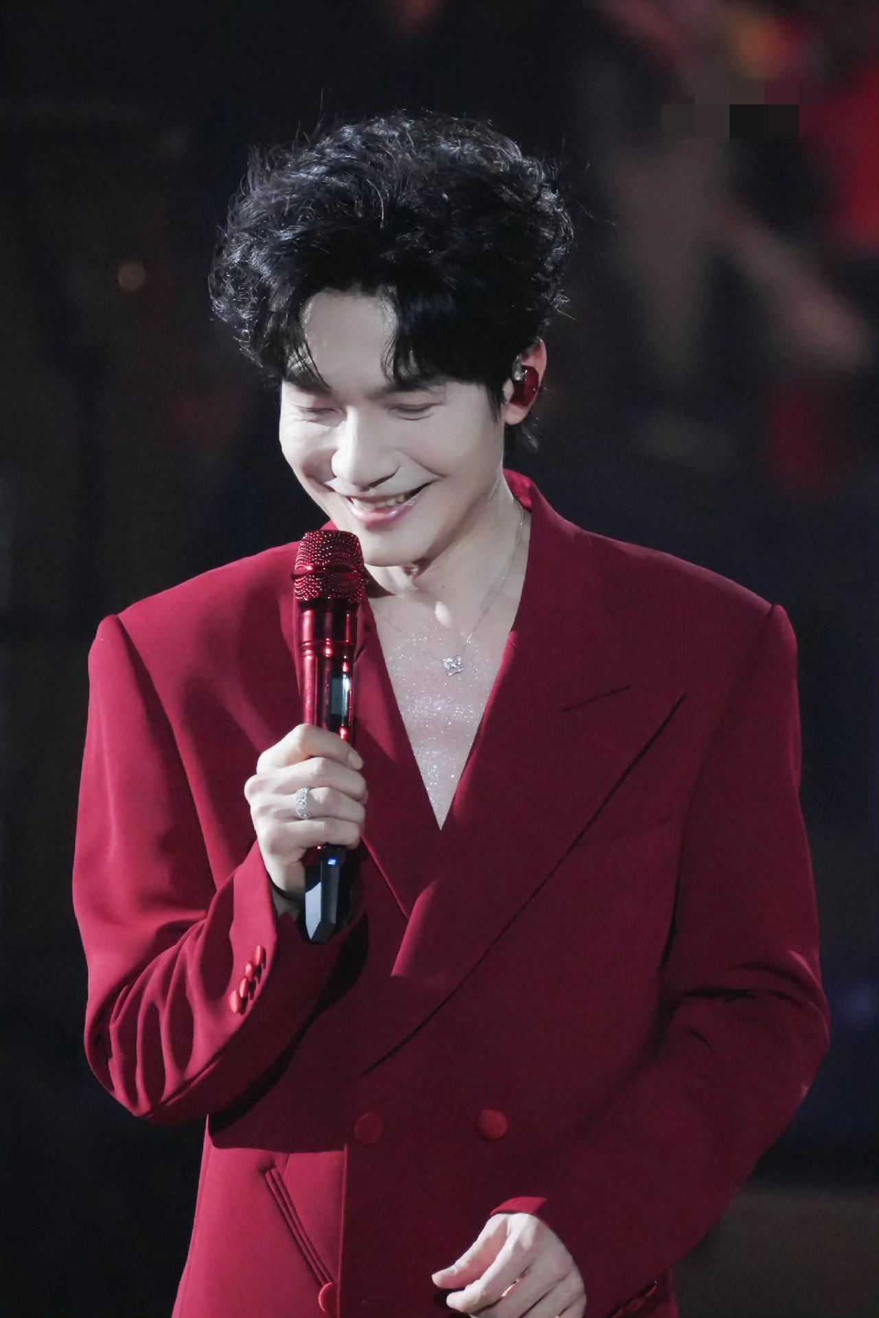 陈楚生荒芜之境深圳演唱会帅的有点违规了吧[大笑]！这身红西装也太美了，深V就不