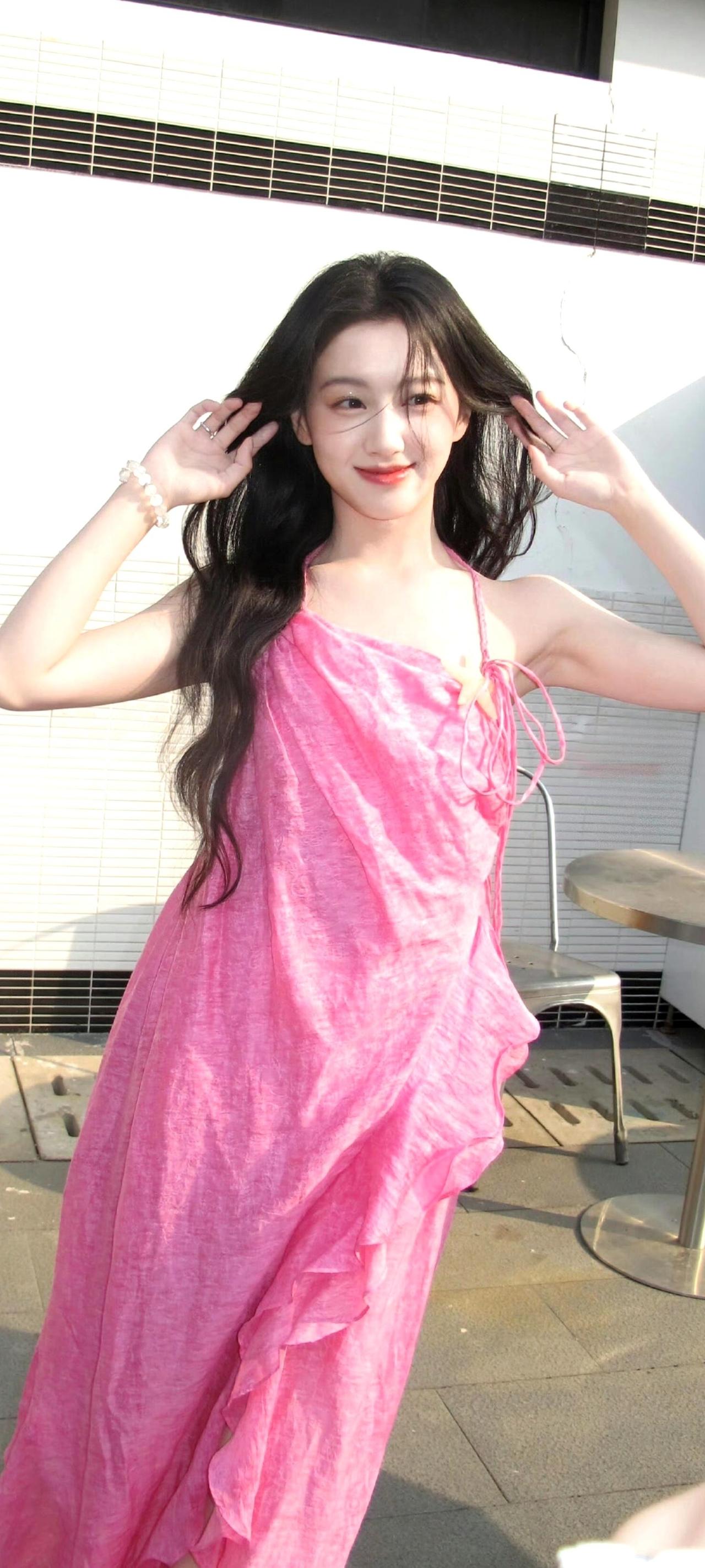 包上恩你搁这玩变装秀呢？！谁被包上恩最新粉裙图创飞了我不说😭前一秒还是《