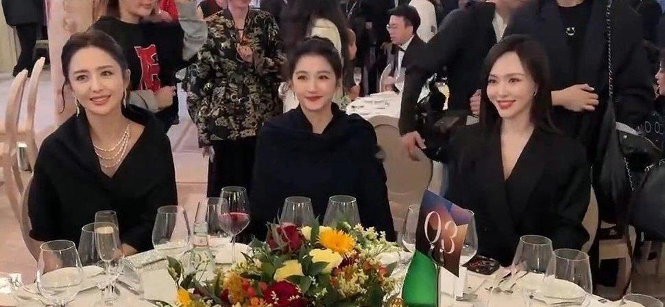 关晓彤确实不适合和佟丽娅，唐嫣坐一起，有点小孩坐到了大人桌​​​