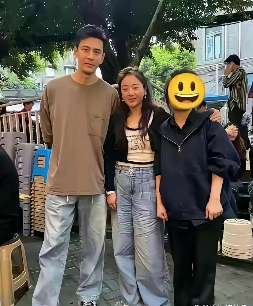 经超娶了二婚比他大6岁的小李琳。现在小李琳看着像比他大16岁。