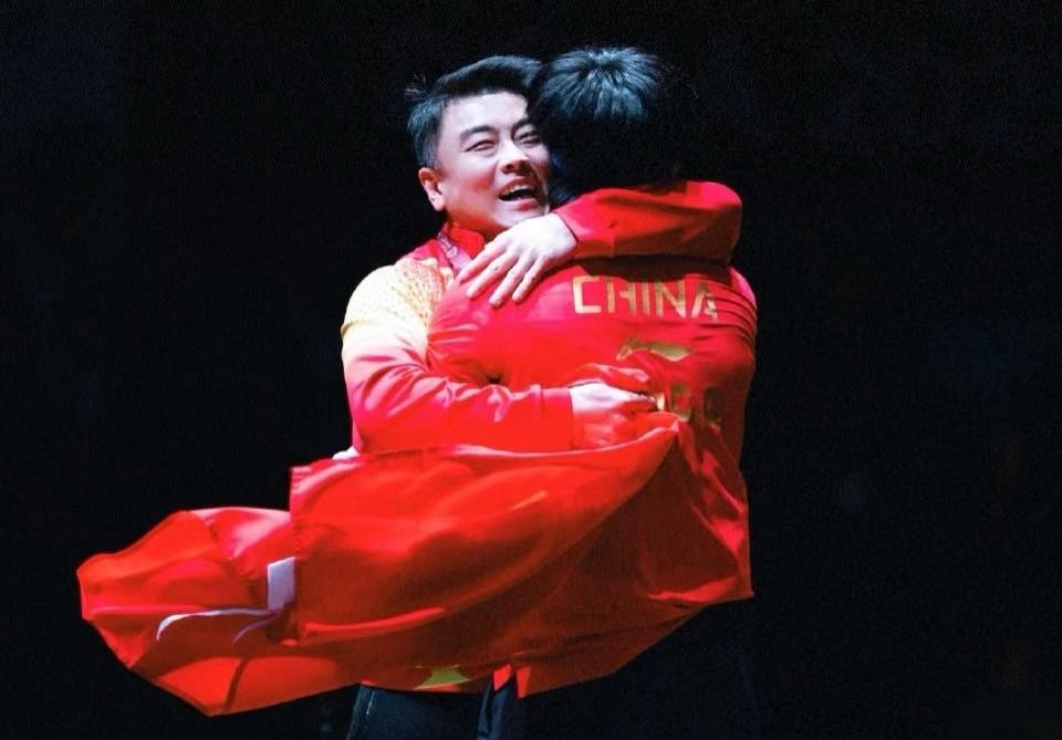 王楚钦在巴黎奥运混双退赛后，独自坐在场边低头抹泪的那一刻，王皓指导没有一句责备，