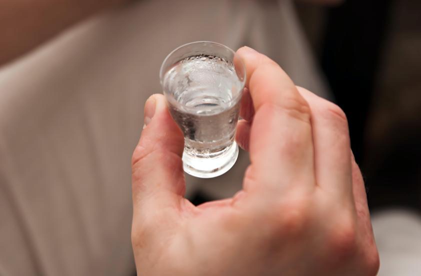 上了年纪还需戒酒吗？专家：常年爱喝酒的人，听一句劝人到中年，饭桌上常有人拍着