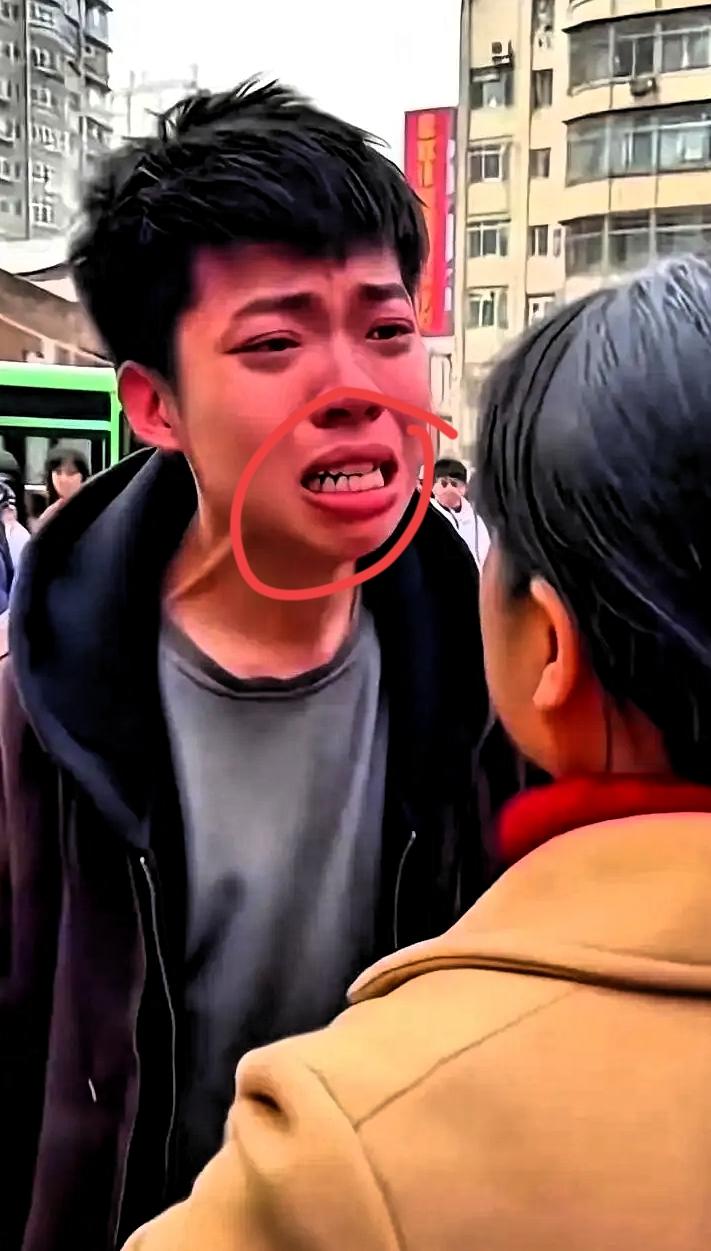 心酸！小区楼下一对母子撕心裂肺的争执，看哭无数人！儿子哭吼着质问：35万彩礼、车