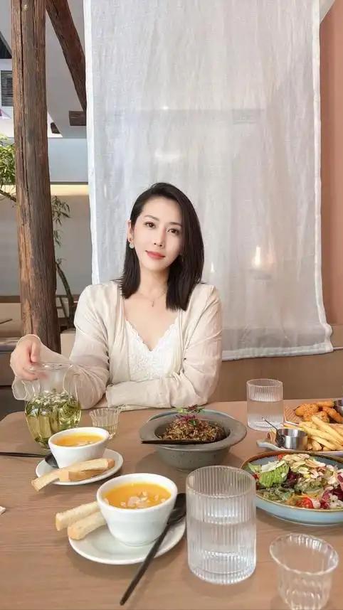有一位风韵妇人，见丈夫的朋友长的俊美壮硕，便总朝思暮想，一日，朋友来找她丈夫，恰