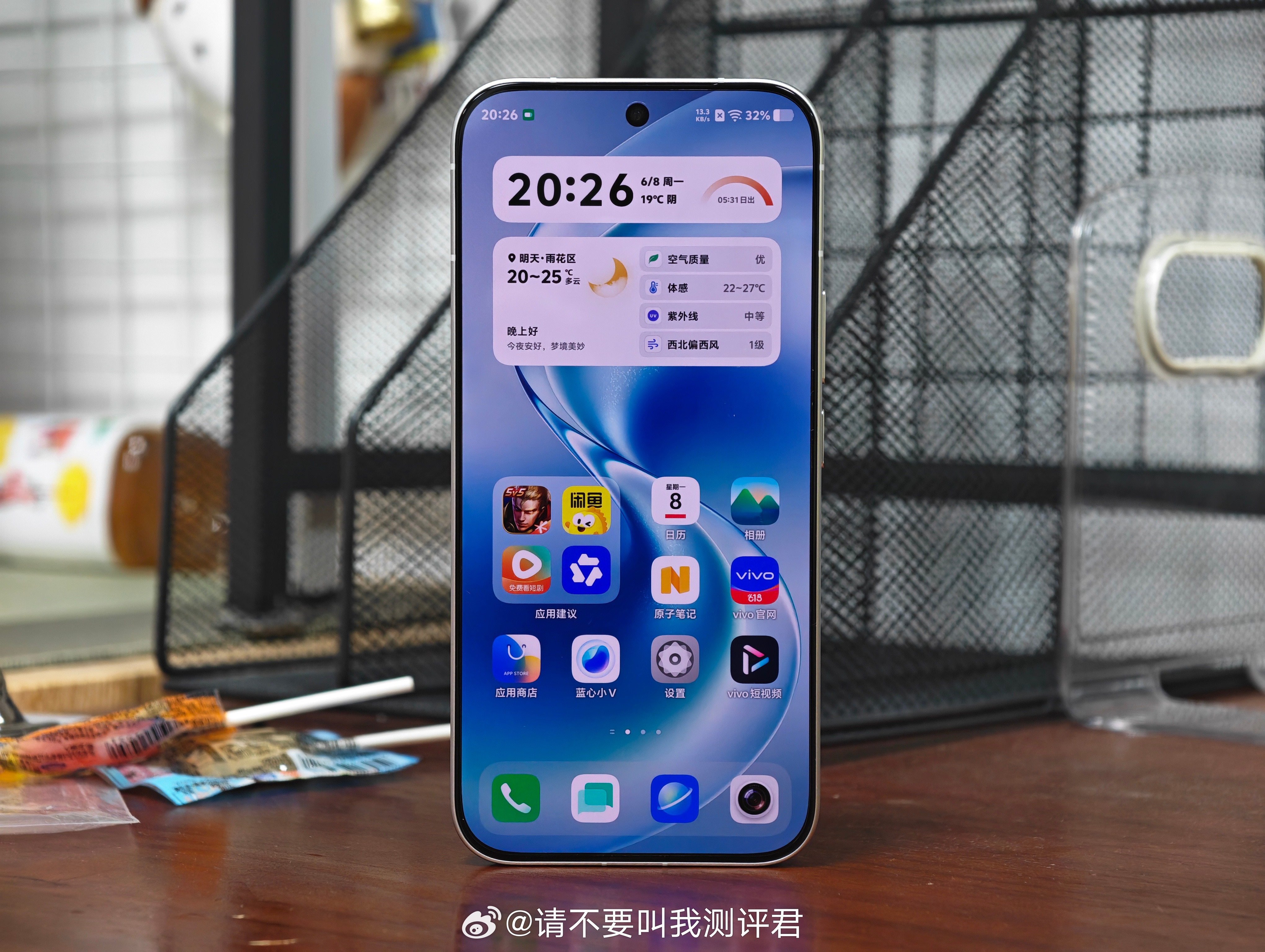vivoS60的机身质感和颜值都还不错，正面的边框控制也可以，遗憾的是没有做到