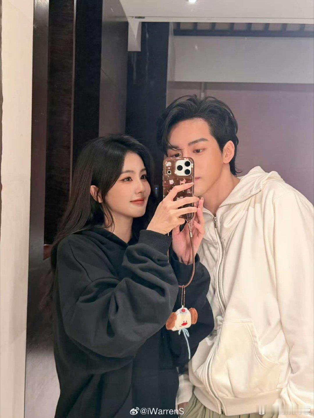 白鹿曾舜晞对镜合照白鹿曾舜晞临江仙售后白鹿曾舜晞临江仙售后，对镜合照，[抱抱]