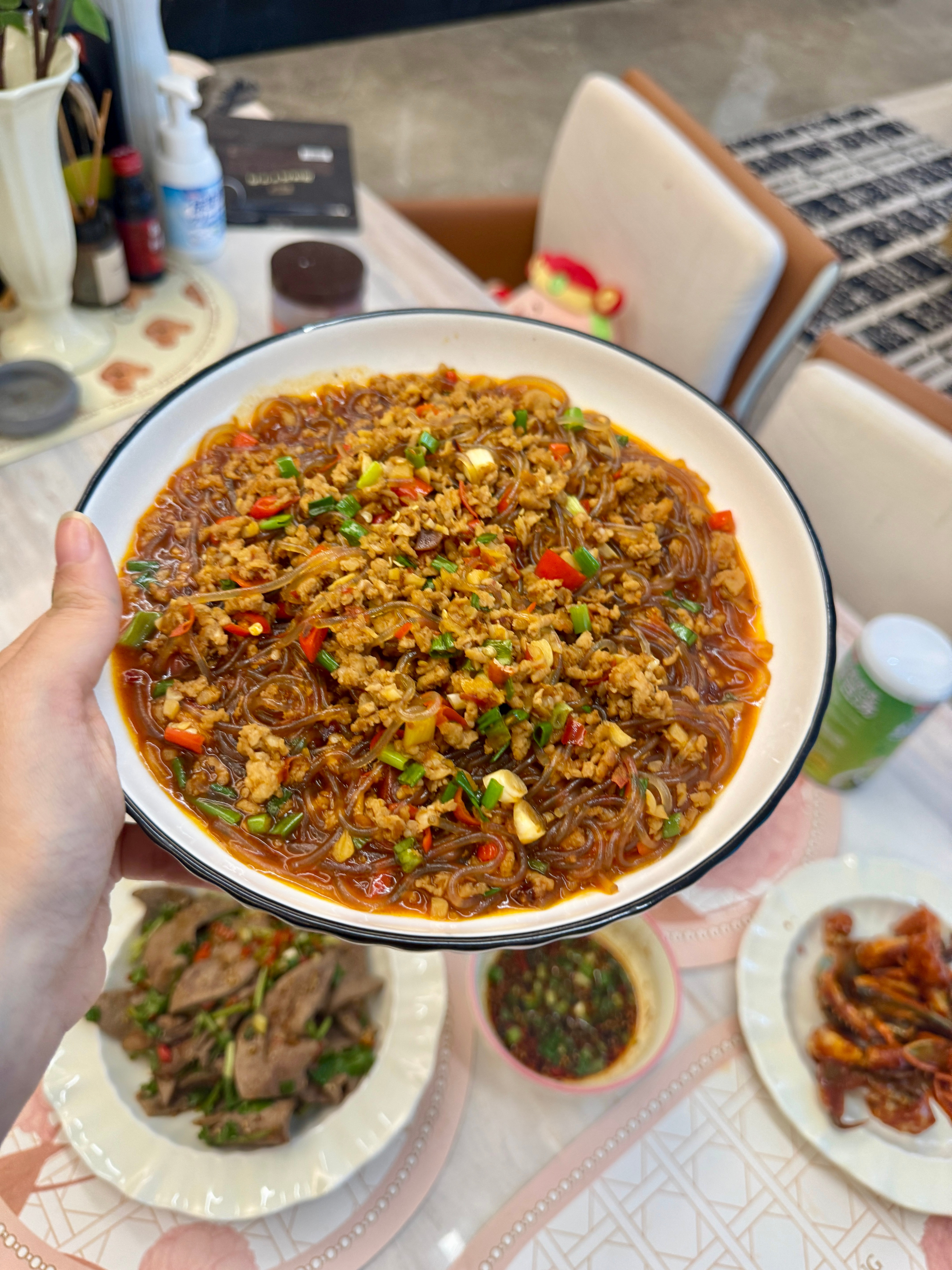 今天吃什么?油泼猪肝，肉末粉条，蚝油生菜，口蘑牛肉汤，蒜泥白肉，酱辣蟹这个油泼