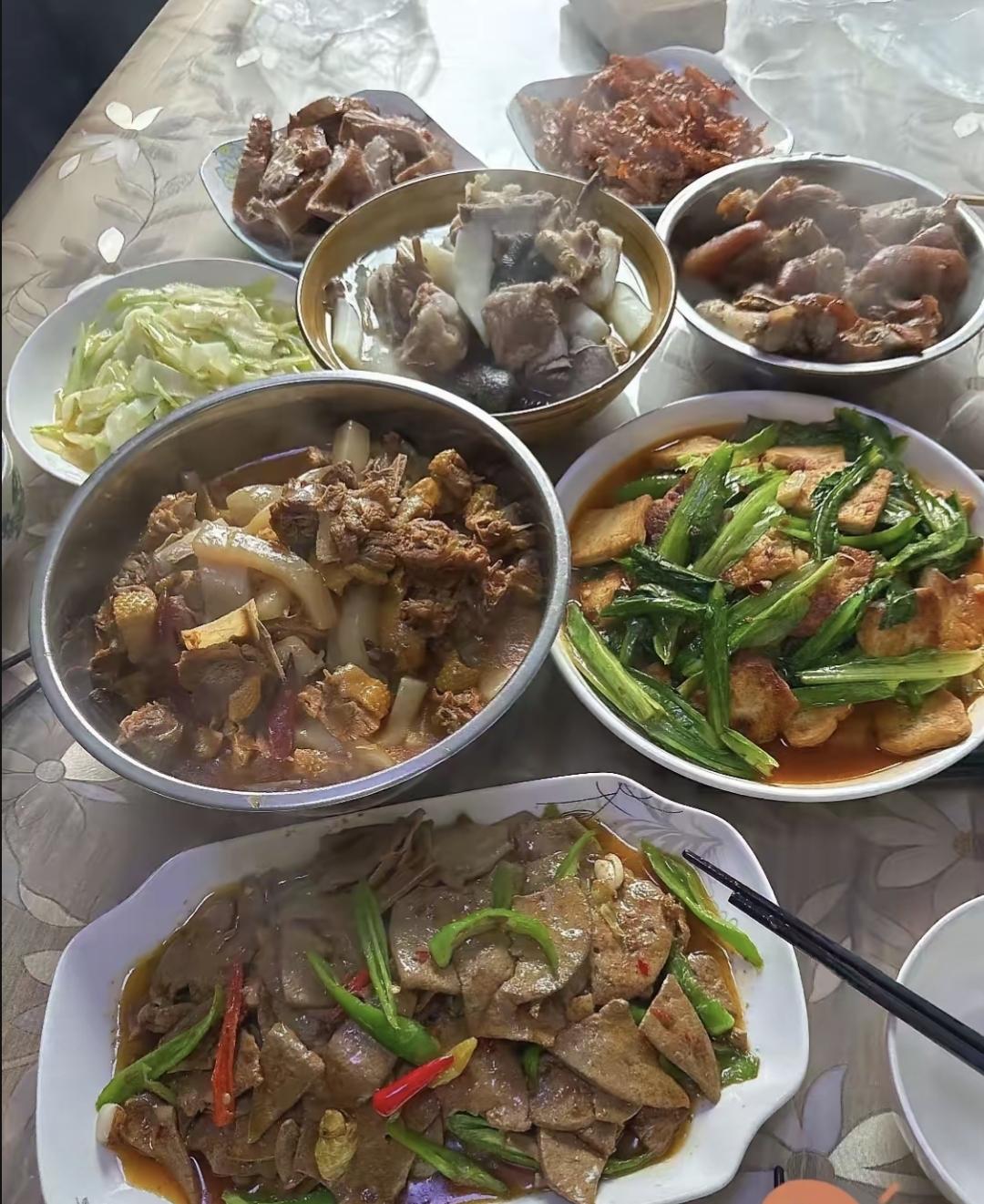 那天老公同事来家里吃饭，我做了几个汤汤水水的家常菜。老公朋友喝了点酒抱怨菜不下酒