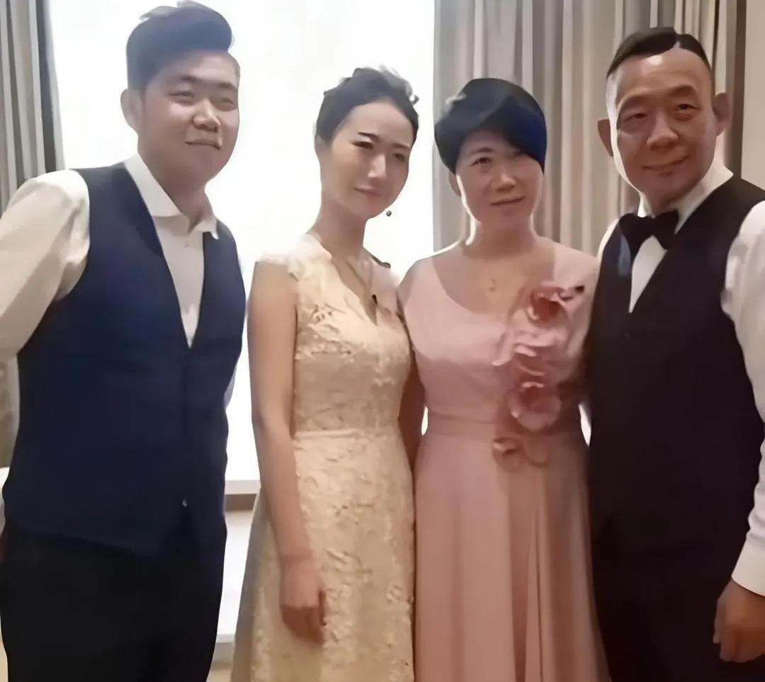 于东来夫妇与儿子于博文、儿媳在婚礼上的一张留影，婆媳俩长得非常像，于东来与妻子马