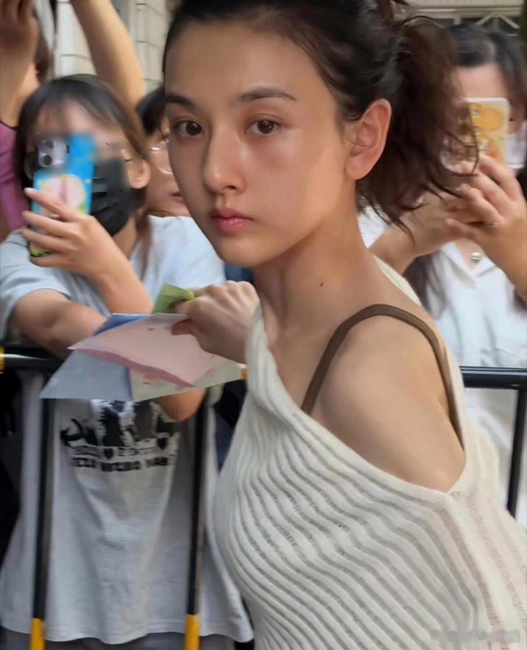 宋祖儿真的很抗打，面对这种角度光线怼脸拍都丝毫没有瑕疵。