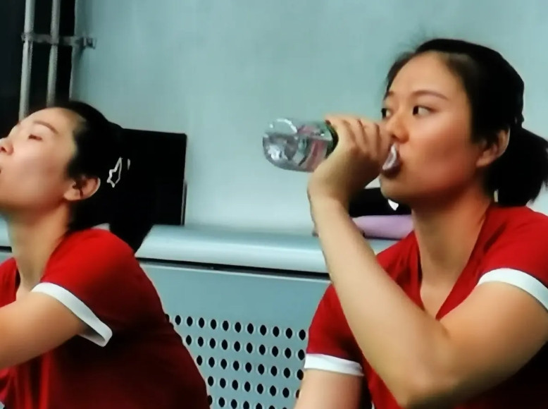 为何，新一届的中国女排北京站的比赛不在央视体育频道直播了。在巴奥期的比赛，场场