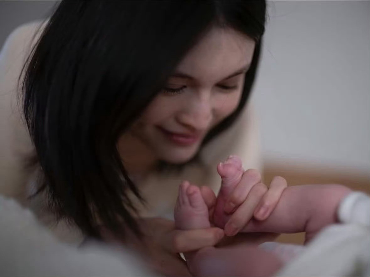 何穗晒陈伟霆和儿子合影，两人很般配哦，宝宝长大后一定颜值很高！