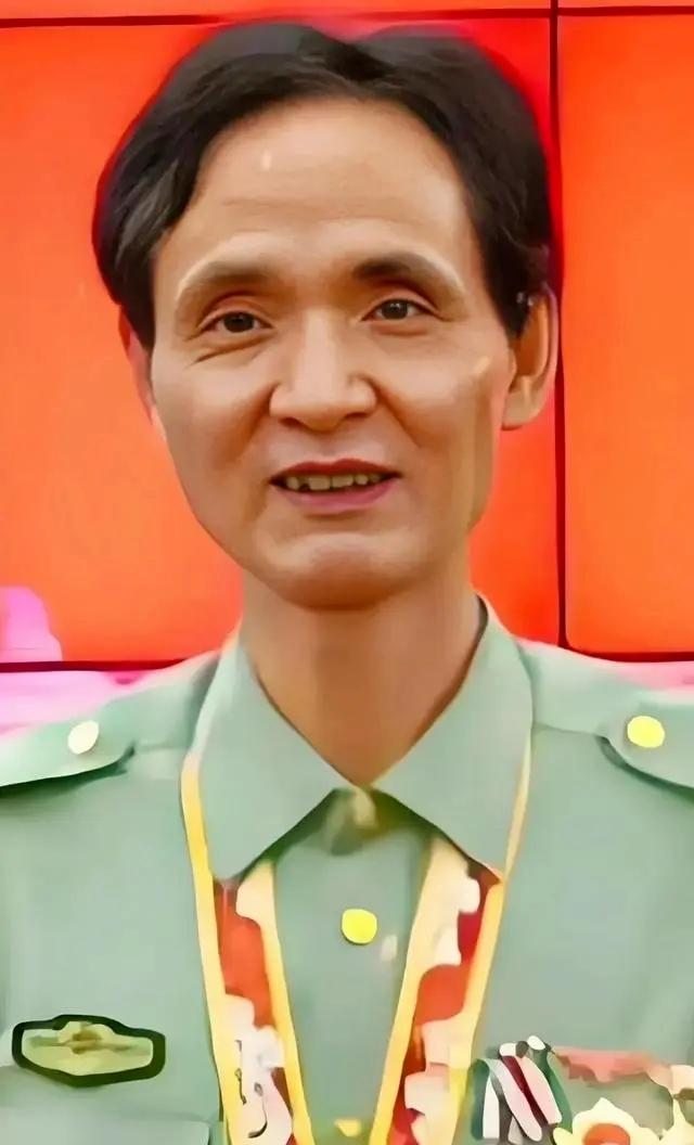 2018年，江苏宝应民政局，一个女人推门进来，没哭没闹，只说：“我丈夫不是下岗工