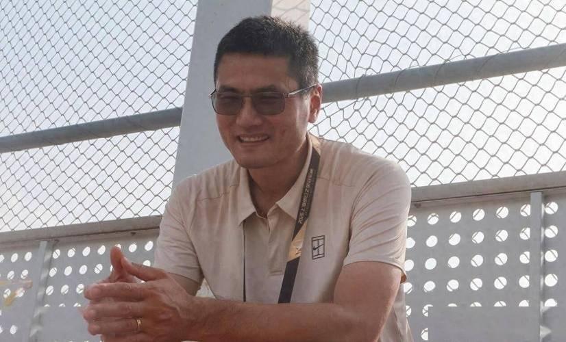 听完赛后的新闻发布会，我真是替场上那几个被暗指的国脚捏了把汗。身为一队之帅，当着