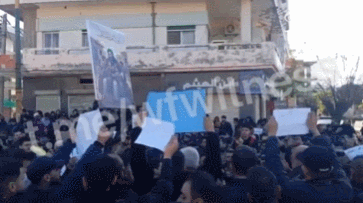 据媒体报道，当地时间12月28日，拉塔基亚省首府拉塔基亚市的大批阿拉维派抗议者与