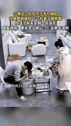 笑到肚子疼！一对小情侣在家里包饺子，手忙脚乱，忙活了半天也没包好，女生擀面皮时桌