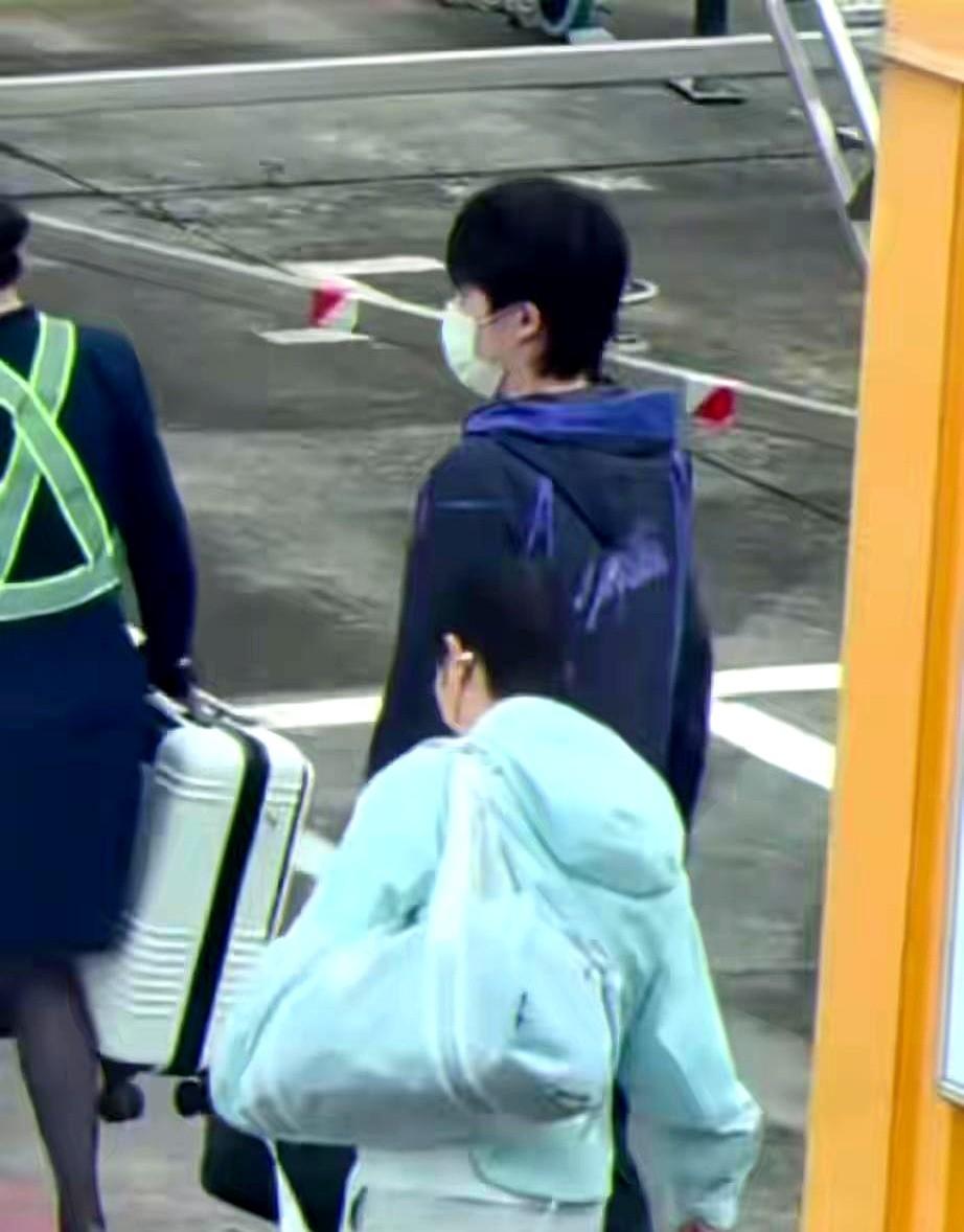 2026年澳门乒乓球世界杯，他们终于大方同框了。赛场那头，哥哥在前面大步开路