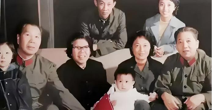 1985年春节，秦基伟和夫人唐贤美来到亲家杨成武家中做客时的合影。照片里两位