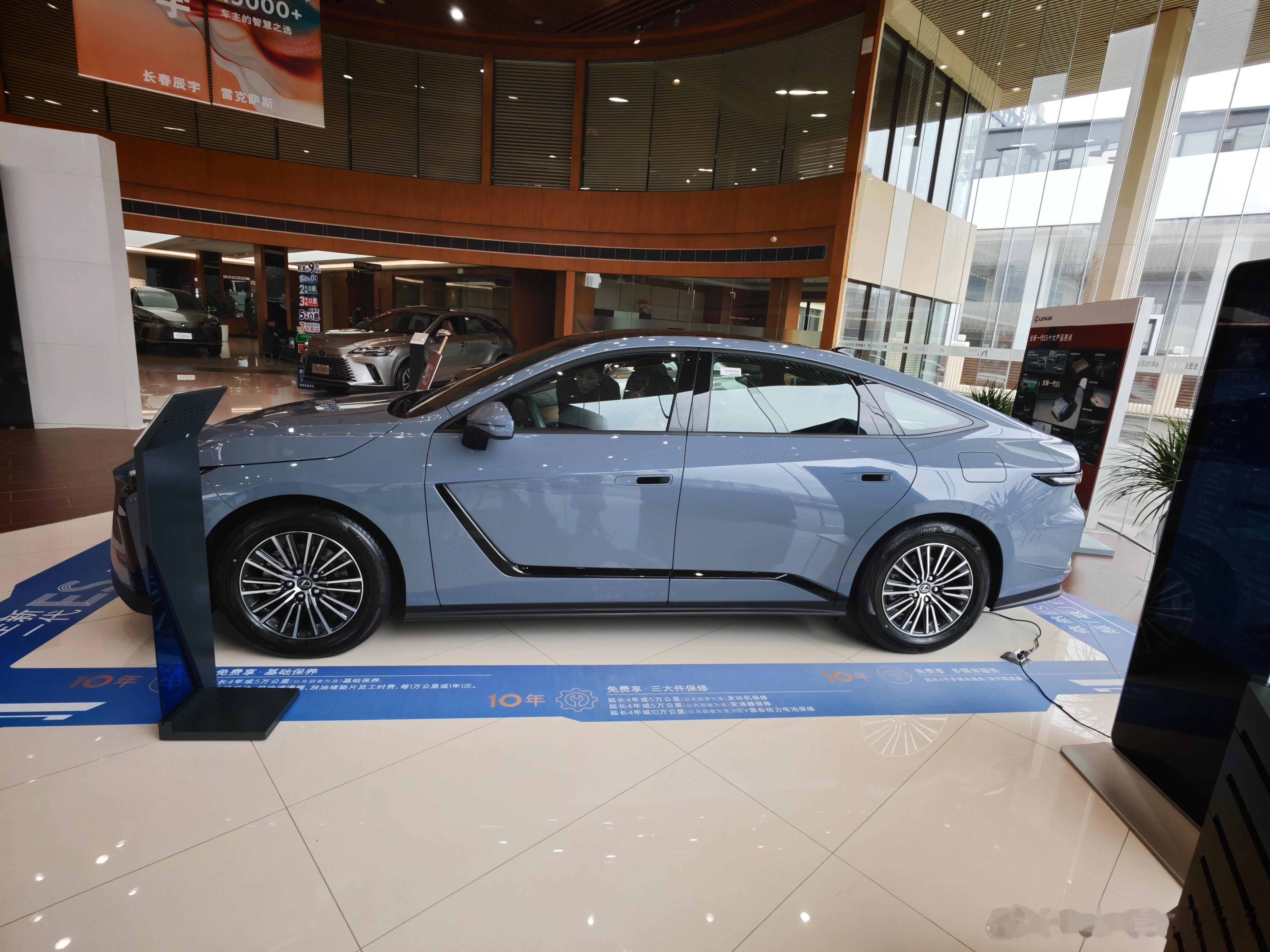 刚刚静态看了下全新雷克萨斯es非暴论，是静态体验的结论【这车还能卖掉就是国产新