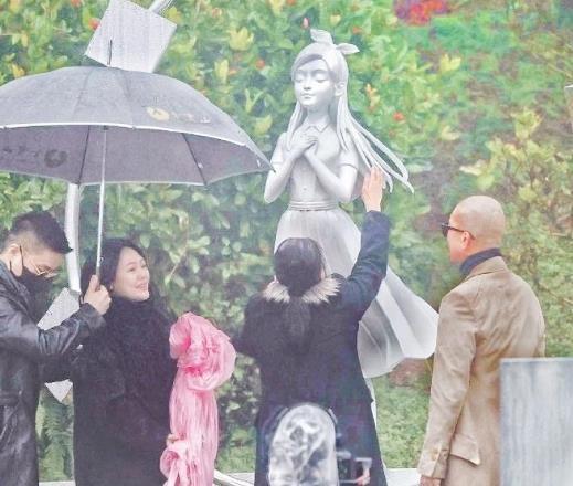 这份跨越生死的爱看似情深似海，只不过是为了减轻自己的愧疚而已。女人活着的时候形容