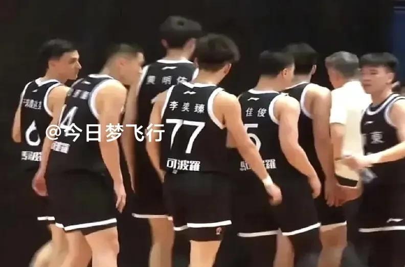 广东队球员黄明依李奕臻回到二沙岛归队训练！打完在香港的比赛，广东宏远球员黄明依