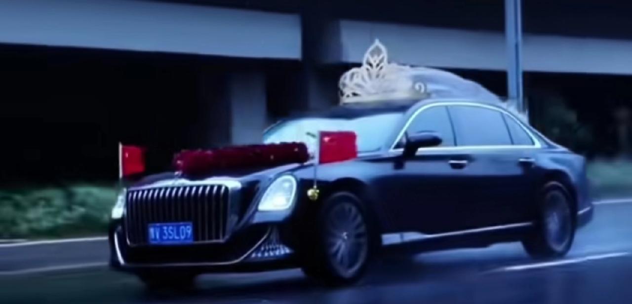 红旗批白纱，爱国也爱她。这个十一估计红旗得忙坏了，因为结婚的很多。我家亲戚就是十