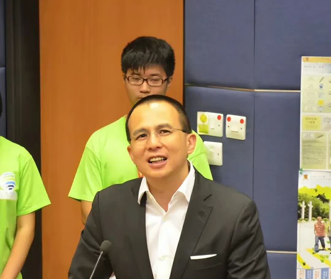 左边是前夫，李泽楷。右边是现任，马浴柯。一个是香港地产老板，一个是电