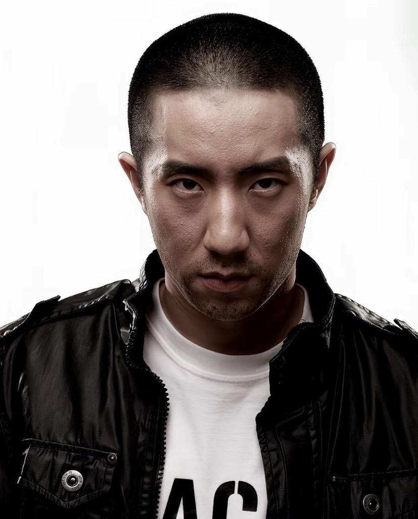 成龙、张国立的儿子，阳关大道不走，非要往那下水道里钻。看房祖名和张默，长得也不