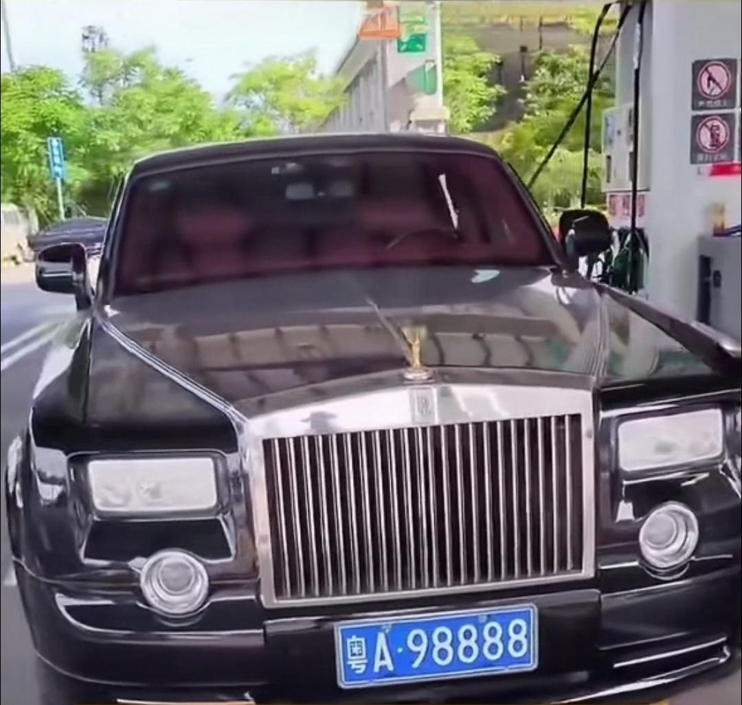 眼前座驾,身份象征。劳斯莱斯幻影粤A98888,就冲这车牌,车主人地位可见一